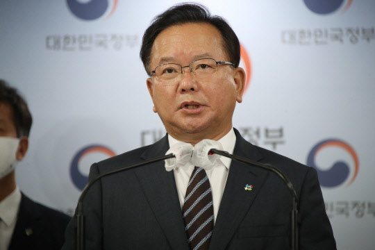 김부겸 국무총리가 2일 정부서울청사 합동브리핑실에서 부동산 투기 조사 및 수사 중간결과를 발표하고 있다. 연합뉴스